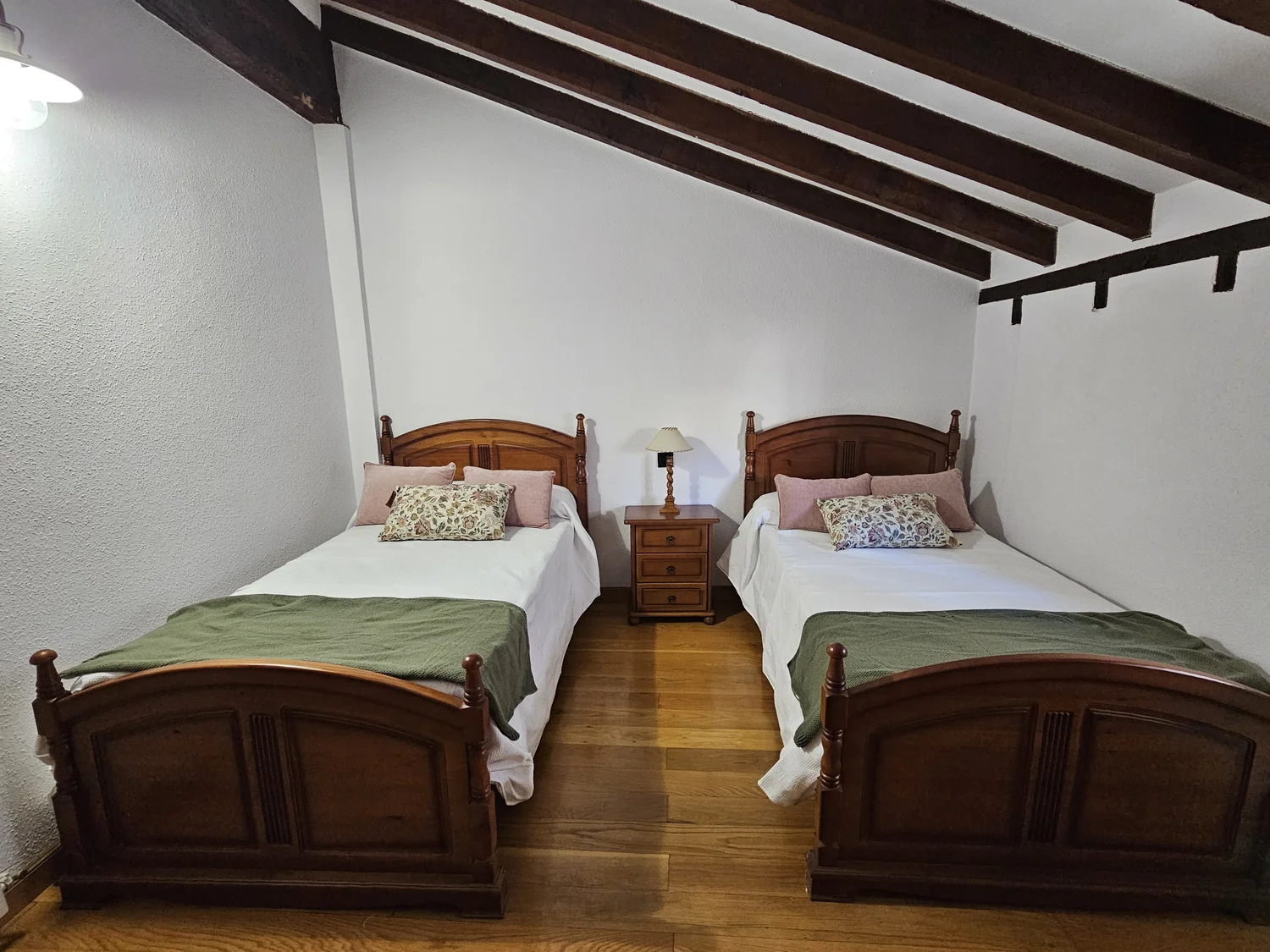 dormitorio-principal-casa-gelin-alojamiento-en-santillana-del-mar-casa-rural